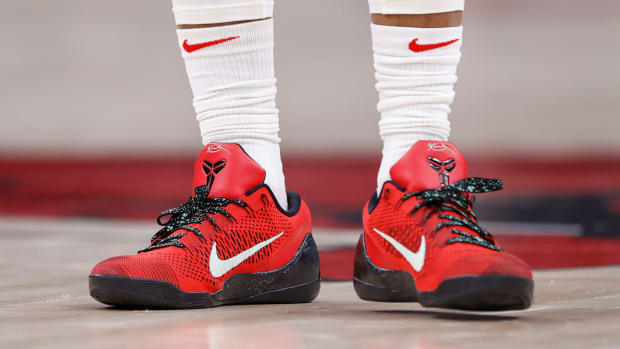 Chicago Bulls forward DeMar DeRozan wearing Nike Kobe 9 Elite Low 'University Red' during the 2021-22 NBA season.
